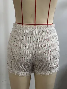 Pantaloncini bassi bianchi con stampa floreale arricciata e delicato bordo in pizzo per estate