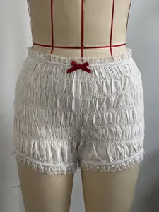 Shorts bianchi arricciati con pizzo a vita bassa, pantaloncini carini casual da donna.