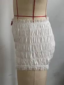 Pantaloncini bianchi arricciati a vita bassa con bordo in pizzo, dettaglio sexy e versatile.