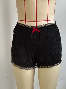 Dettaglio pantaloncini bassi neri arricciati in pizzo, shorts base sexy casual donna.
