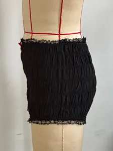 Vista dettagliata di pantaloncini bassi neri arricciati con delicato bordo in pizzo.