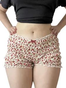 Shorts a vita bassa arricciati e smockati con stampa di fragole, bordo in pizzo e fiocco.