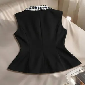 Gilet da abito nero e bianco con rever a pied-de-poule e dettaglio baschina in vita.