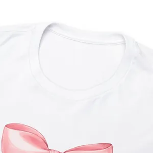 Maglietta da donna a maniche corte bianca con stampa fiocco rosa, vista dettagliata.