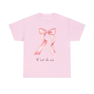 Dettaglio di maglietta rosa a maniche corte con stampa fiocco acquerello e scritta chic.