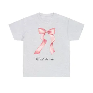 Dettaglio t-shirt grigia a maniche corte con grafica fiocco rosa e stampa c'est la vie.