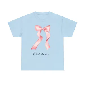 Maglietta da donna azzurra a maniche corte con fiocco rosa carino e stampa c'est la vie chic.
