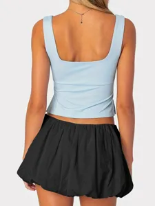 Rückansicht Detail der Damen Mode lässig Ballonrock und quadratischer Ausschnitt Top.