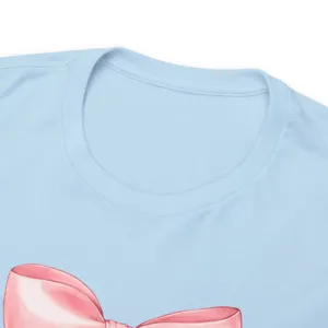 Dettaglio in primo piano di t-shirt donna azzurra con stampa fiocco rosa e colletto tondo.