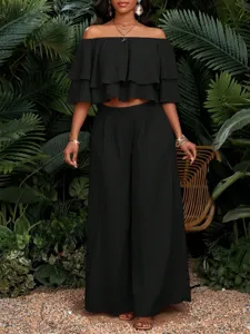 Schwarzes schulterfreies rüschen crop top und high-waist weitbeinige hosen set.