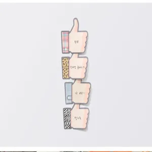 Primer plano detallado de notas adhesivas bonitas con forma de pulgar y patrones de mangas.