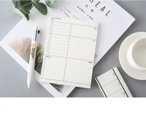 Detalle de bloc de notas de planificación diaria minimalista, cuadrícula para organizar el escritorio.