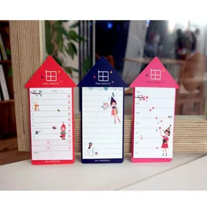 Set di notes adesivi a forma di casa, dettaglio di articoli di cancelleria check-in.