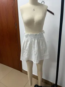 Minigonna estiva bianca a vita alta con volant, stile vacanza casual abbigliamento donna.