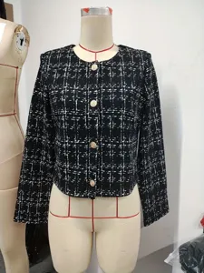 Γυναικείο μαύρο και λευκό σακάκι tweed, σικ κοντό παλτό με χρυσά κουμπιά και στρογγυλή λαιμόκοψη.