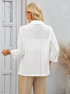 Detailansicht eines lässigen weißen Damenblazers mit 3/4-Ärmeln und feiner Textur.