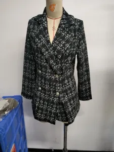 Schwarzer und weiss karierter Zweireiher Blazer, eleganter taillierter Damen Anzug neu.