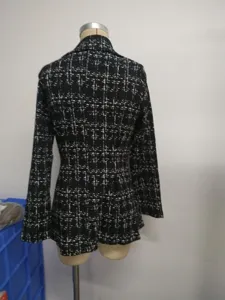 Rückdetail des schwarz-weißen Karoblazers, tailliertes Design, professioneller Pendlerstil.