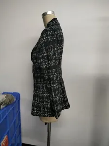 Detaillierte Seitenansicht des schwarz-weißen Karierten Blazers für Damen mit Taillierung.