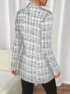Detailansicht des schwarz-weißen Karierten Blazers mit schlanker Passform und eleganter Rückenansicht.