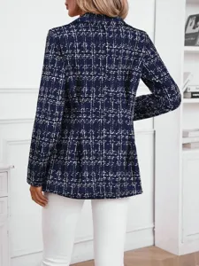 Detailansicht eines eleganten Tweed-Blazers mit Karomuster und Taillierung für Damen.