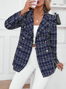 Detailansicht des dunkelblauen Tweed-Blazers mit doppelreihigen Knöpfen und edlem Karomuster.