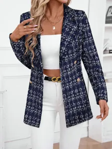 Detailaufnahme eines stilvollen schwarz-weißen Karierten Zweireiher-Blazers für elegante Damenmode.