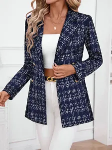 Detailaufnahme des karierten Damenblazers mit doppelreihigen Knöpfen und tailliertem Schnitt.