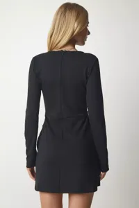 Vue arrière de la robe noire sexy à manches longues, élégante mode automne hiver.
