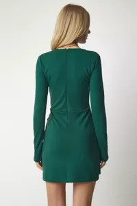 Vue de détail d'une robe verte foncée à manches longues taille haute, style mode automne.