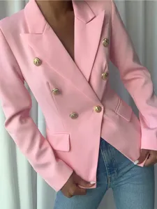 Primer plano detallado del blazer rosa de doble botonadura con botones dorados de león.