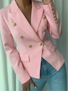 Primer plano detallado de una elegante chaqueta rosa de doble botonadura con botones.
