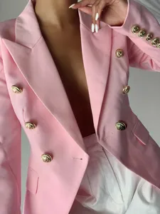 Blazer cruzado rosa con elegantes botones dorados, corte entallado, vista detallada.