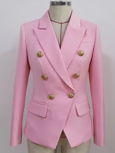 Vista detallada de blazer rosa de doble botonadura para mujer con botones dorados elegantes