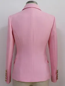 Vista trasera de un elegante blazer rosa de mujer con botones dorados y diseño entallado.