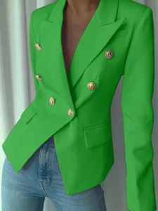 Blazer verde brillante de doble botonadura con elegantes botones dorados y corte entallado.