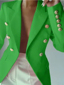 Blazer cruzado verde vibrante con elegantes botones dorados y corte entallado y elegante.