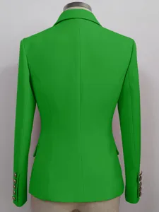 Detalle trasero de un blazer verde para mujer con corte entallado y ajuste estructurado elegante.