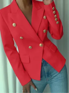 Mujer chaqueta roja cruzada botones dorados corte ajustado elegante traje de oficina