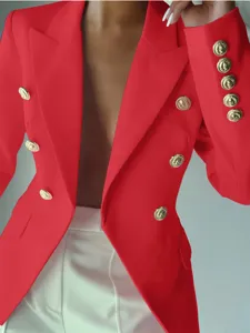 Vista detallada de blazer rojo con botones dorados, elegante chaqueta entallada para mujer de cerca.