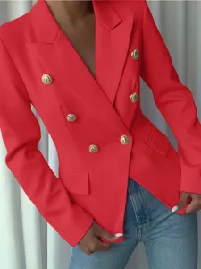 Primer plano detallado de un blazer cruzado rojo para mujer con botones dorados de lujo.