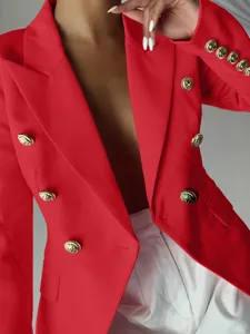 Vista detallada de una elegante chaqueta blazer roja cruzada con botones dorados.