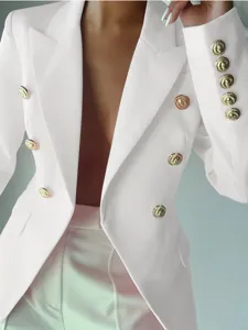 Elegante chaqueta americana blanca de doble botonadura con lujosos botones dorados.