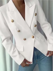 Detalle en primer plano de blazer blanco de doble botonadura para mujer con botones dorados.