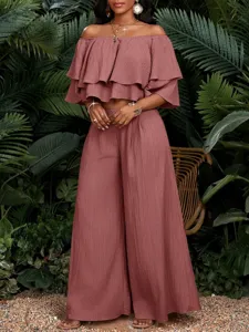 Wunderschönes schulterfreies Rüschen-Crop-Top mit High-Waist-Weitbein-Hosen-Urlaubsset-Ansicht.