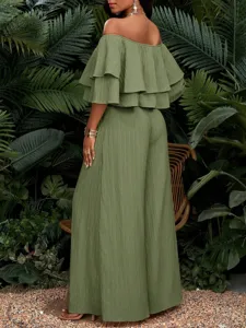 Elegantes grünes schulterfreies Rüschen-Crop-Top und hochtaillierte weite Hose Resort-Set