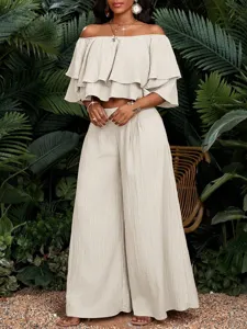 Schulterfreies Rüschen-Crop-Top und High-Waist-Weitbein-Hosen-Set für den Urlaub