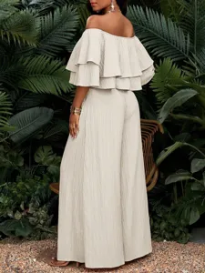 Detailansicht des eleganten schulterfreien Rüschen-Oberteils und der High-Waist-Hose im Set.