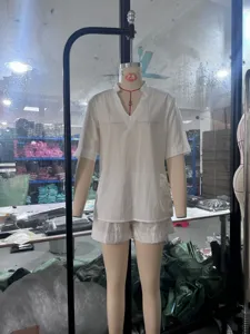 Γυναικείο casual σετ δύο τεμαχίων με κοντομάνικο τοπ V και σορτς για το καλοκαίρι.