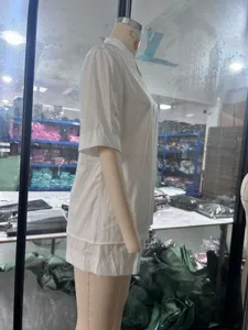 Casual λευκό σετ δύο τεμαχίων με τοπ κοντό μανίκι και σορτς για γυναικεία καλοκαιρινή ένδυση.